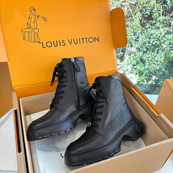 Lv Laureate Desert Boots Black Cowhide 548797