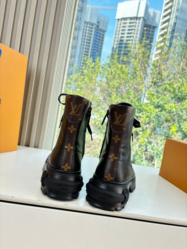 Lv Laureate Desert Boots Black Cowhide 548797
