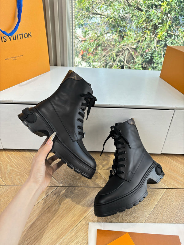 Lv Laureate Desert Boots Black Cowhide 548797