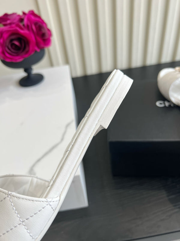 CC 26s Flat Sandals White Quited Leather 906220