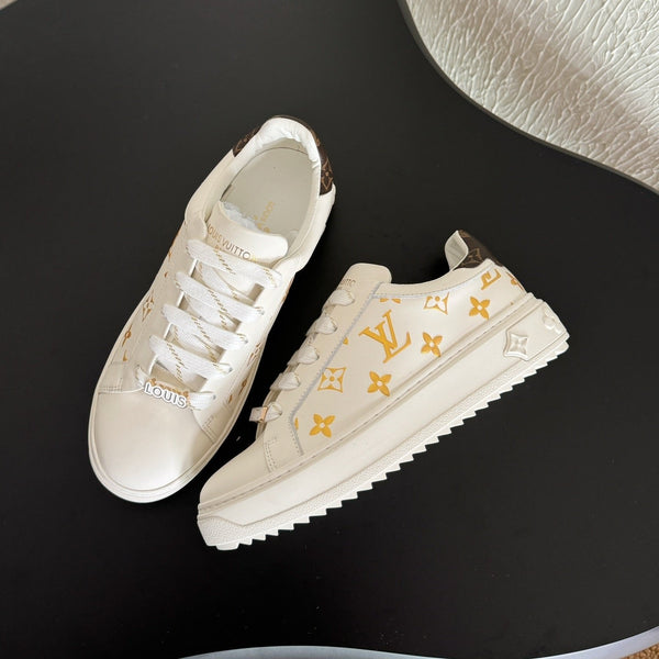 Sneakers LV Time Out bianche in pelle di vitello con monogramma dorato