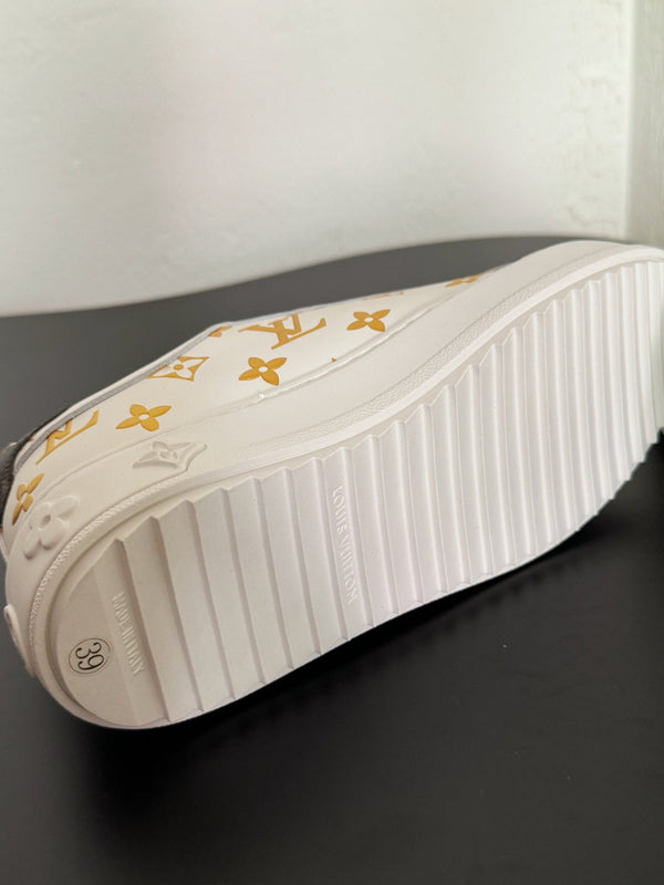 Sneakers LV Time Out bianche in pelle di vitello con monogramma dorato