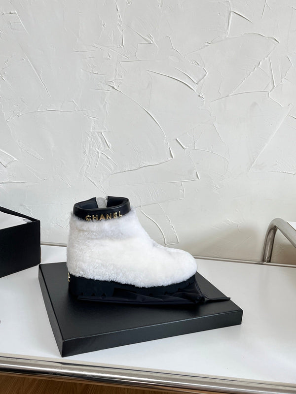 CC Interlocking CC Logo Boots White Shearling Black Leather 543112