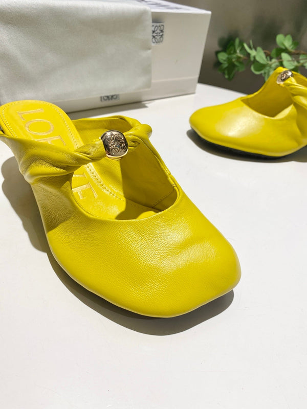 Loewe 25 Pebble Mule in pelle di agnello gialla