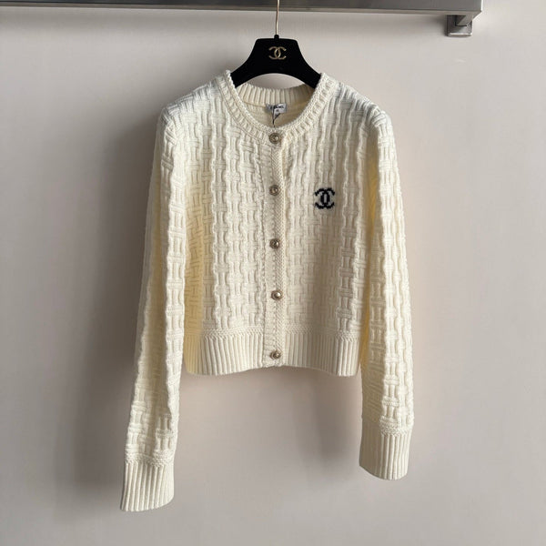Chanel Cardigan en maille avec logo double C en laine crème 2025