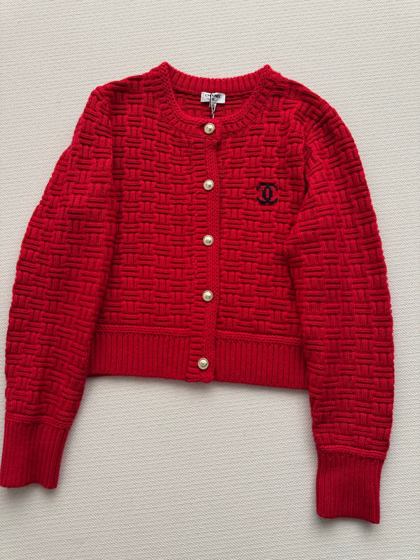 Cardigan en maille de laine rouge Chanel 2025 avec logo double C