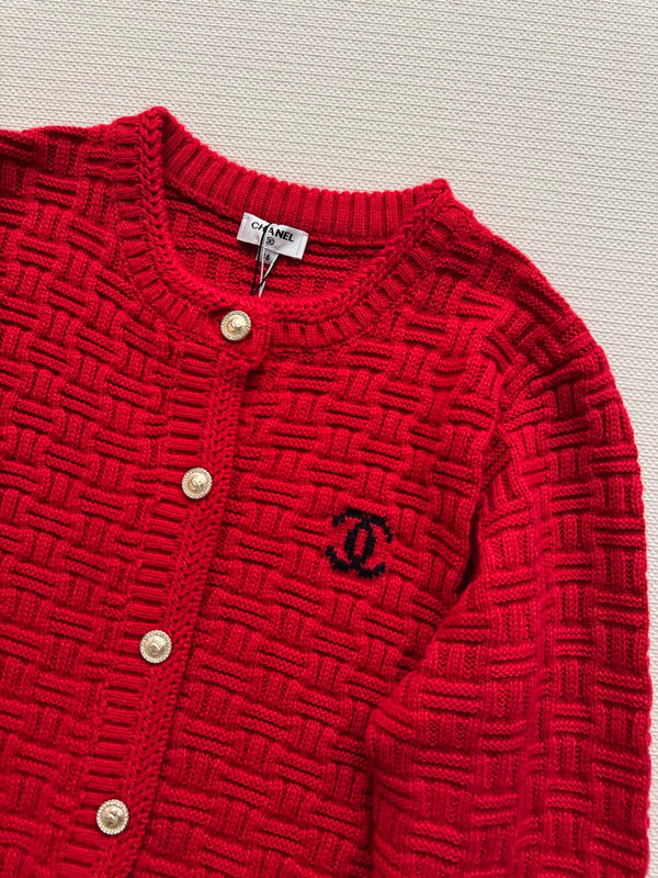 Cardigan en maille de laine rouge Chanel 2025 avec logo double C