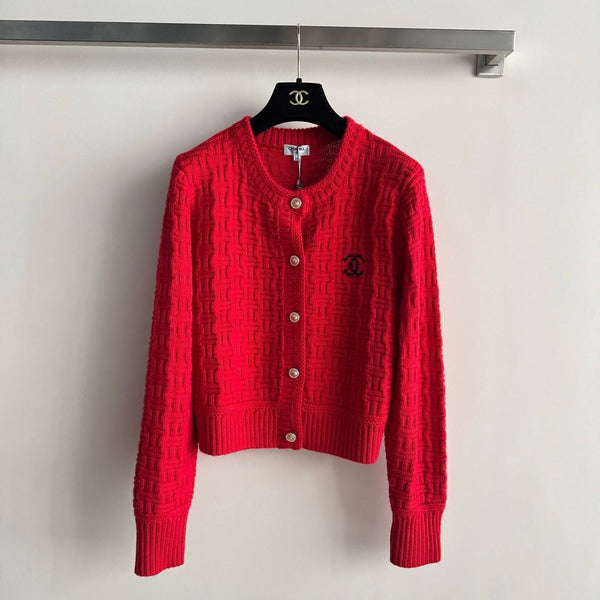 Cardigan en maille de laine rouge Chanel 2025 avec logo double C