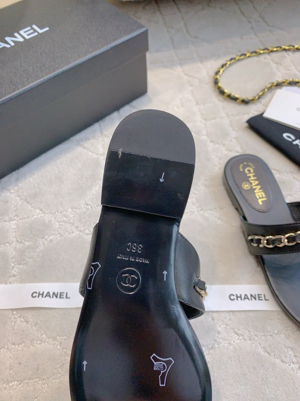 CC Thong Slippers In Black Lambskin Mix Chain