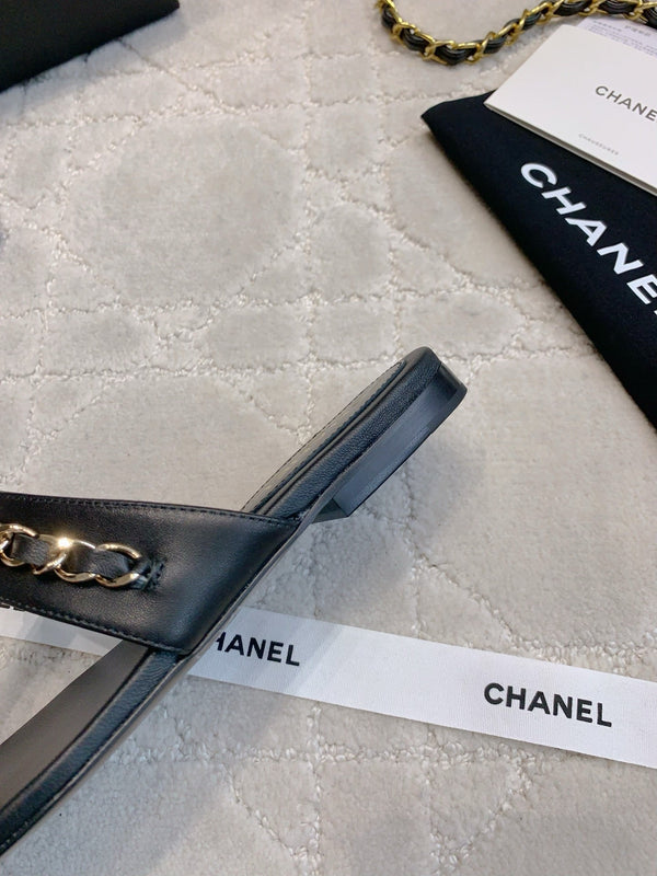 CC Thong Slippers In Black Lambskin Mix Chain