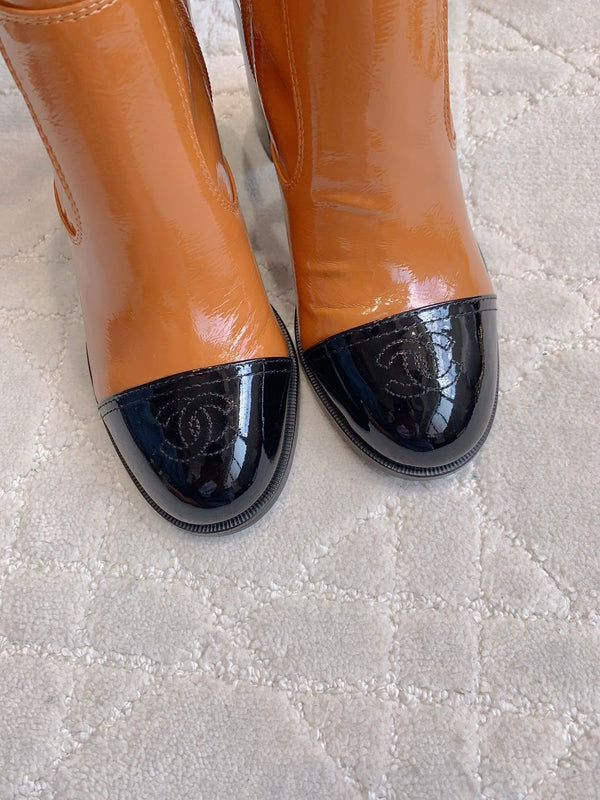 CC 25 Heeled Short Boot Camel Brown mix Black Patent Leather 516678