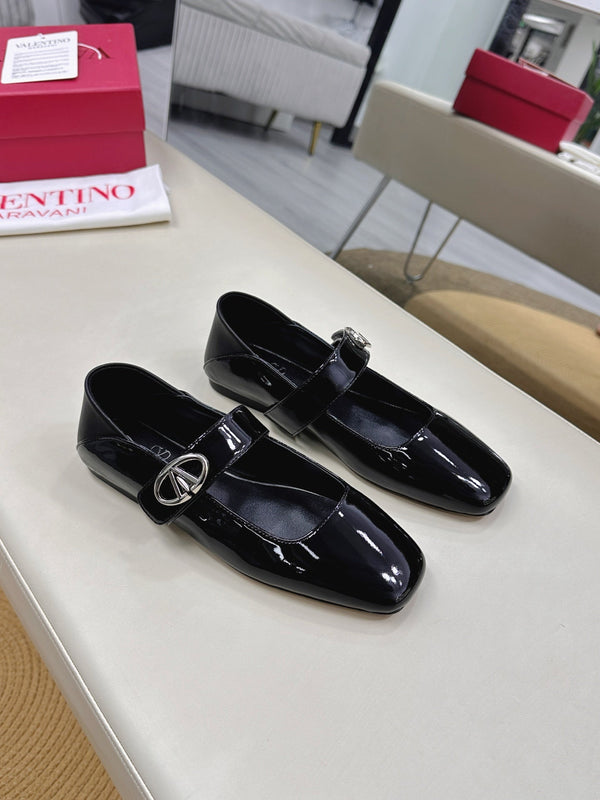 VT VLOGO LOCKER BLACK PATENT LEATHER 30733