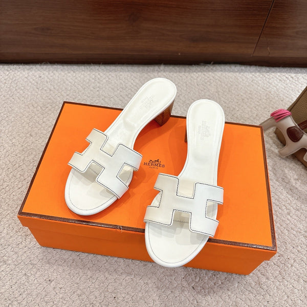 HM Oasis Sandals White Chisel Pattern Cowhide 544094