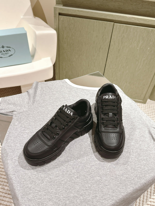 SNEAKERS FLATFORM PRA IN PELLE DI VITELLO NERA