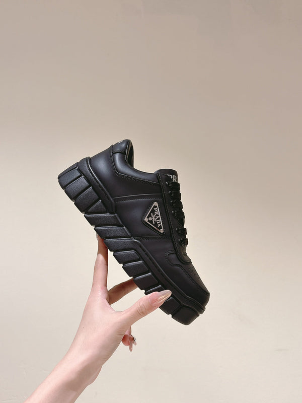 SNEAKERS FLATFORM PRA IN PELLE DI VITELLO NERA