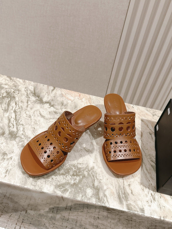 Alaia 2025 Vienne Sandali con tacco a gattino in pelle marrone 293649