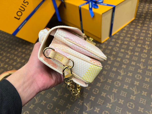 pochette metis east west 21.5 peach damier coasted canvas