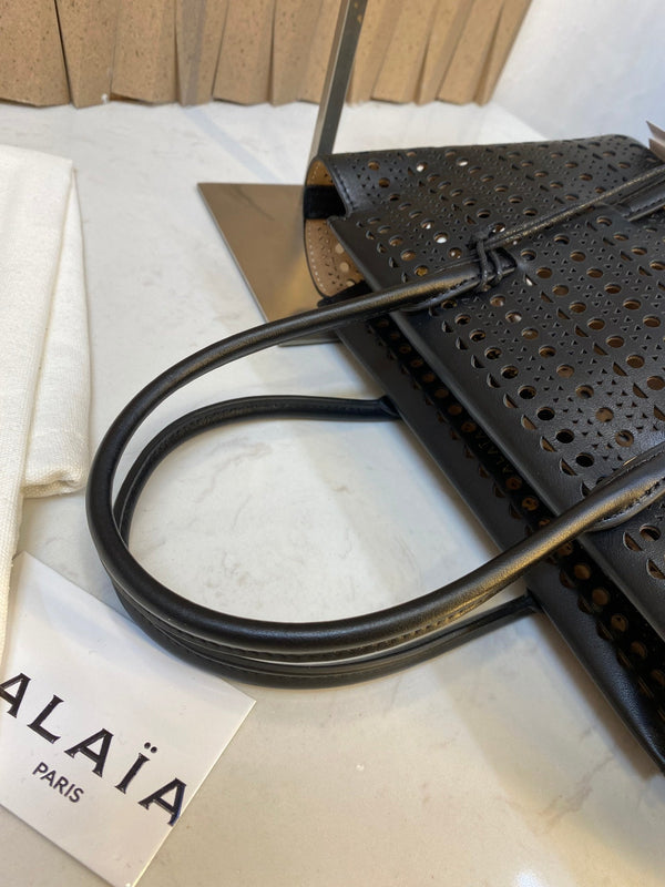 NEO MINA 20 BAG IN BLACK VIENNA CALFSKIN