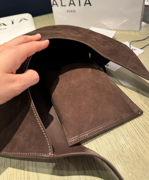 MEDIUM HOBO BAG 39 IN CHOCOLATE SUEDE