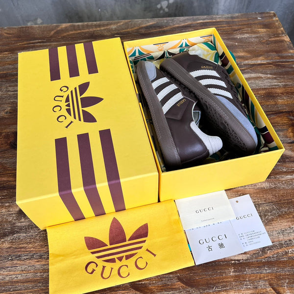 Sneaker da uomo GG x Adidas in pelle scamosciata marrone 553236