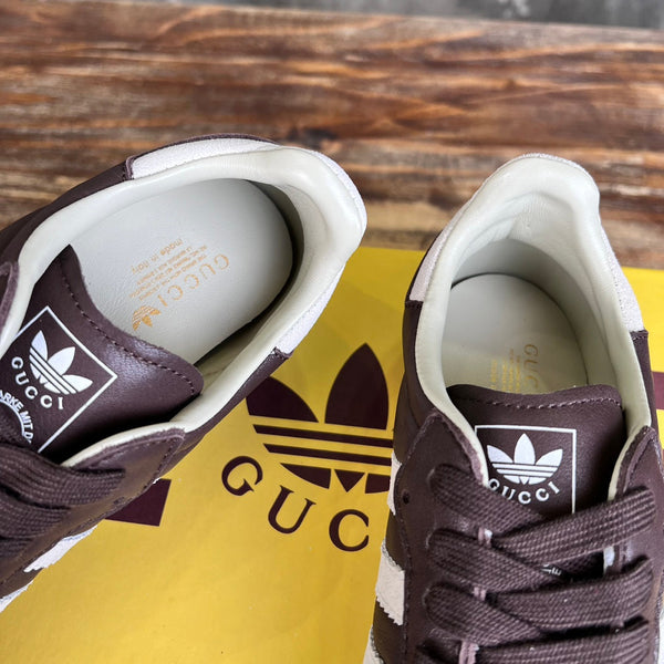 Sneaker da uomo GG x Adidas in pelle scamosciata marrone 553236