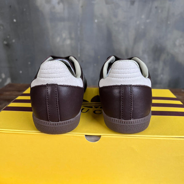 Sneaker da uomo GG x Adidas in pelle scamosciata marrone 553236