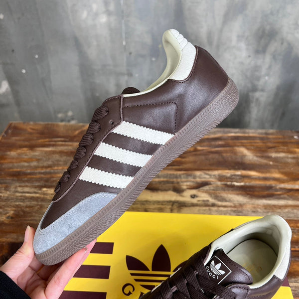 Sneaker da uomo GG x Adidas in pelle scamosciata marrone 553236
