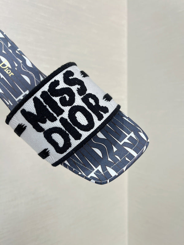 Ciabatte con tacco Dway 35 in cotone ricamato grigio motivo Miss CD all-lover