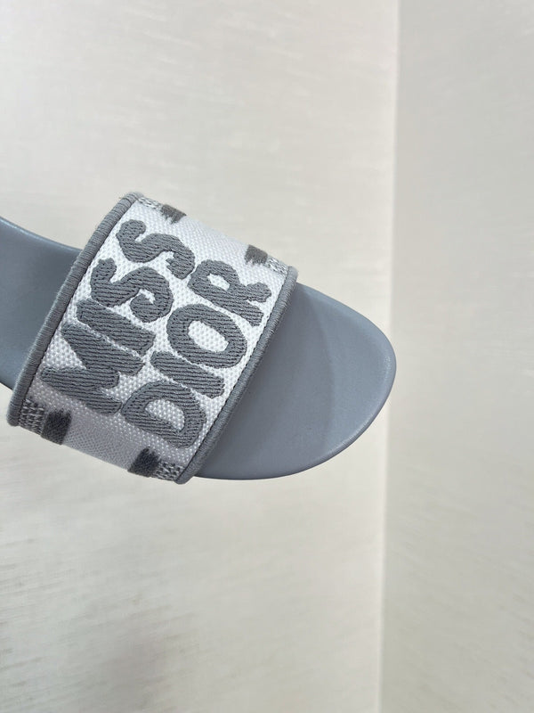 dway slide ricamato in cotone grigio