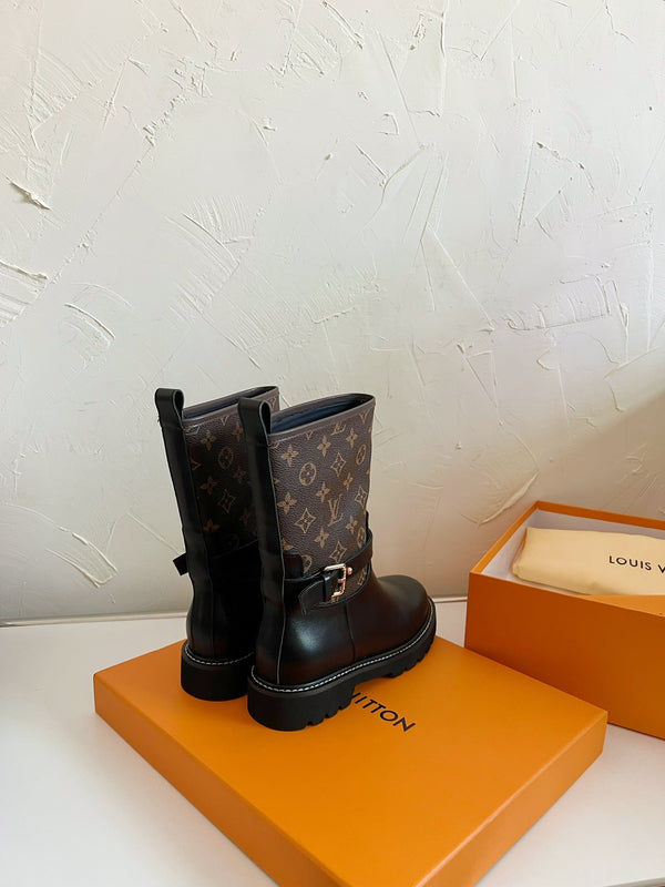 TERRITORY FLAT ANKLE BOOT IN BLACK EMBOSSED CALFSKIN