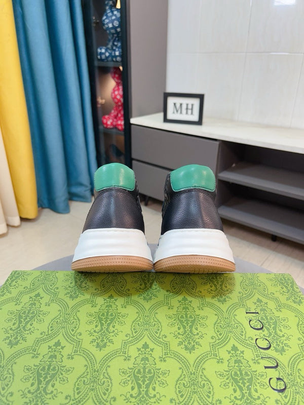 Sneaker da uomo GG in pelle di vacchetta goffrata nera 471066