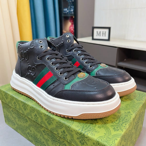 Sneaker da uomo GG in pelle di vacchetta goffrata nera 471066