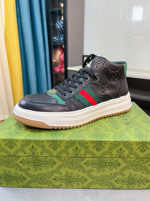 Sneaker da uomo GG in pelle di vacchetta goffrata nera 471066