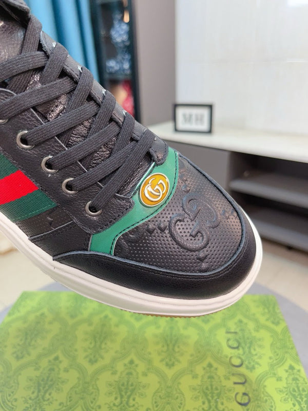 Sneaker da uomo GG in pelle di vacchetta goffrata nera 471066