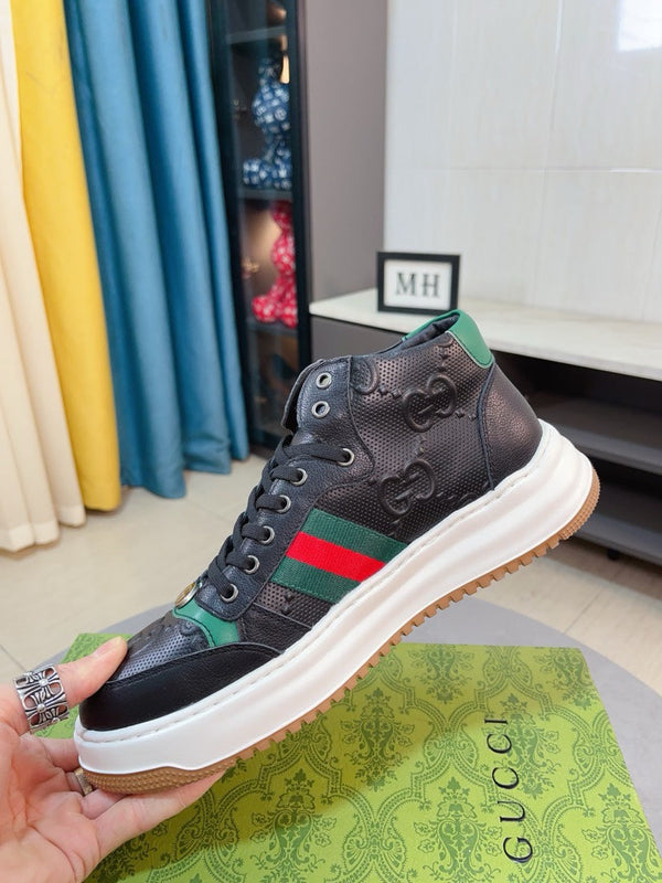 Sneaker da uomo GG in pelle di vacchetta goffrata nera 471066