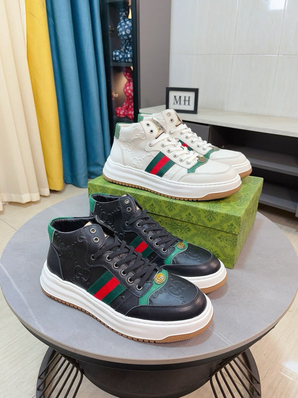 Sneaker da uomo GG in pelle di vacchetta goffrata nera 471066
