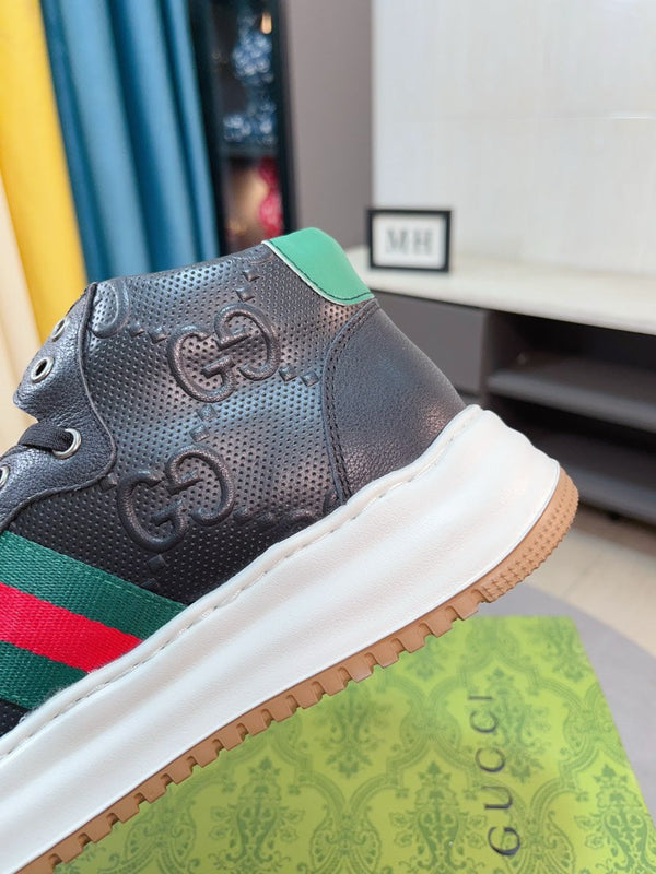 Sneaker da uomo GG in pelle di vacchetta goffrata nera 471066