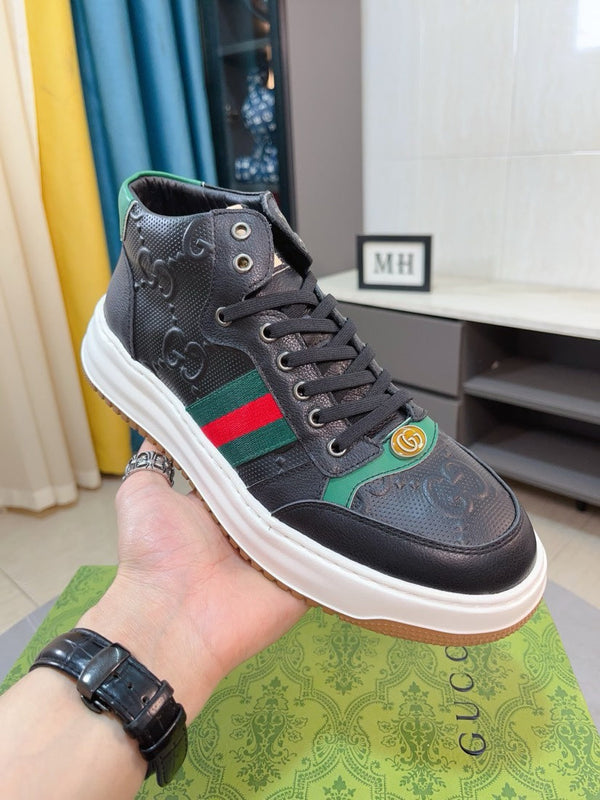 Sneaker da uomo GG in pelle di vacchetta goffrata nera 471066