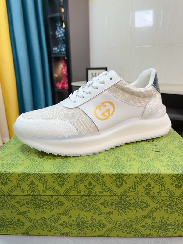 Sneaker da uomo GG in pelle di vitello beige e bianca 523339