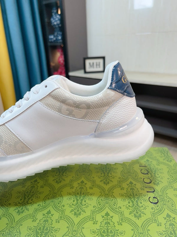 Sneaker da uomo GG in pelle di vitello beige e bianca 523339