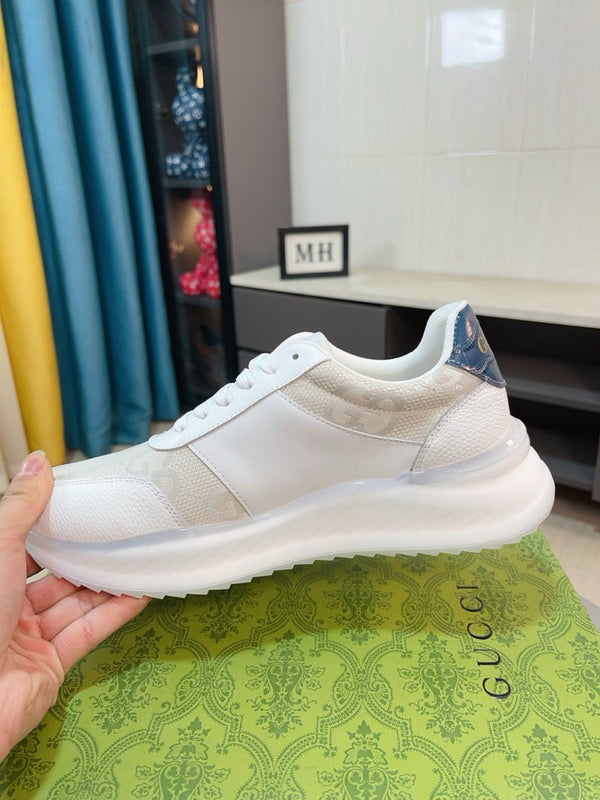 Sneaker da uomo GG in pelle di vitello beige e bianca 523339