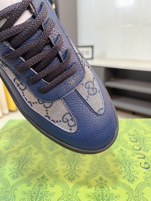 Sneaker con plateau da uomo GG in pelle di vacchetta blu 523418