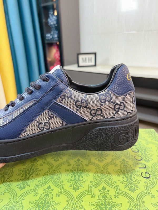 Sneaker con plateau da uomo GG in pelle di vacchetta blu 523418