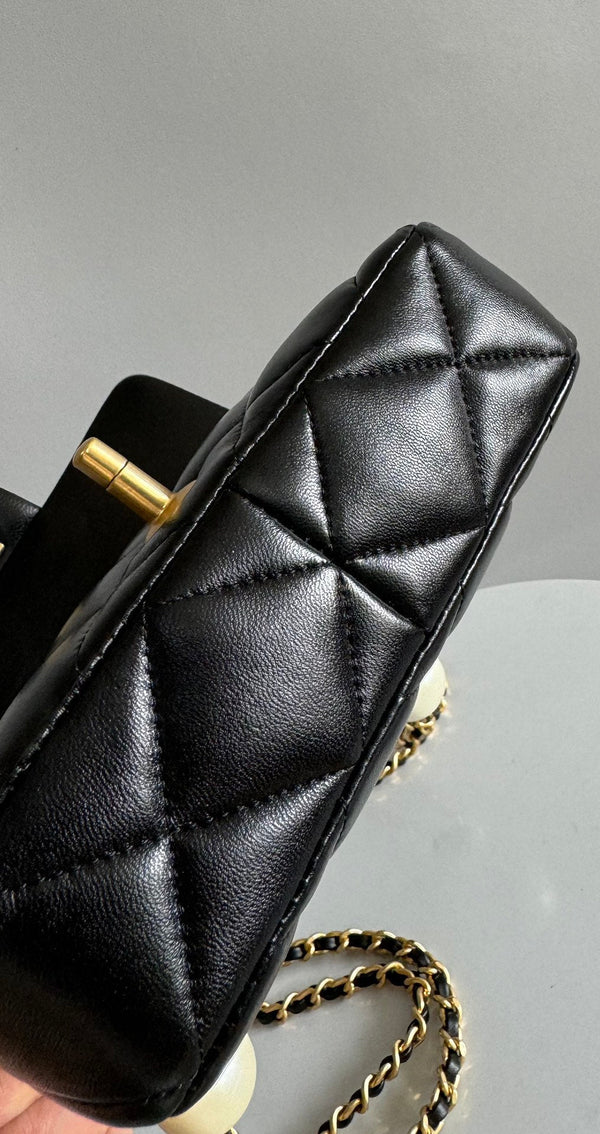 Mini borsa con patta 17 cm in pelle di agnello nera con finiture dorate 