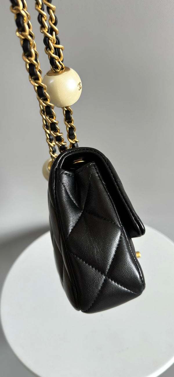 Mini borsa con patta 17 cm in pelle di agnello nera con finiture dorate 
