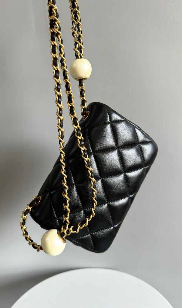 Mini borsa con patta 17 cm in pelle di agnello nera con finiture dorate 
