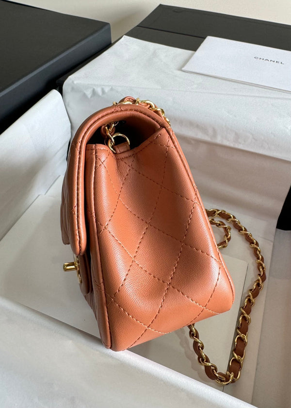 mini borsa con patta 17 in pelle di agnello marrone, hardware dorato