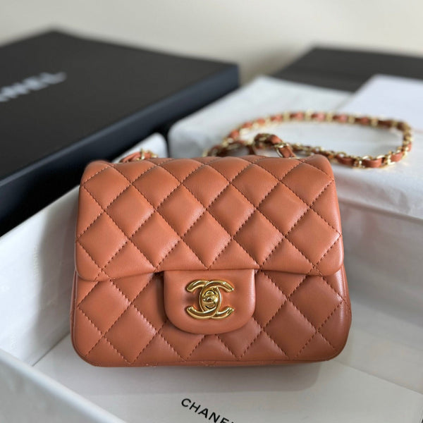 mini borsa con patta 17 in pelle di agnello marrone, hardware dorato
