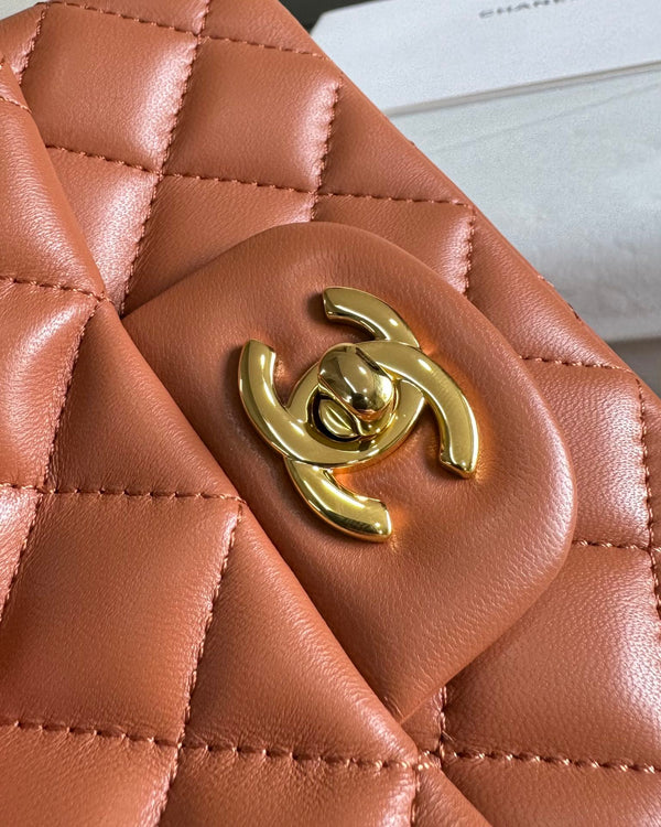 mini borsa con patta 17 in pelle di agnello marrone, hardware dorato