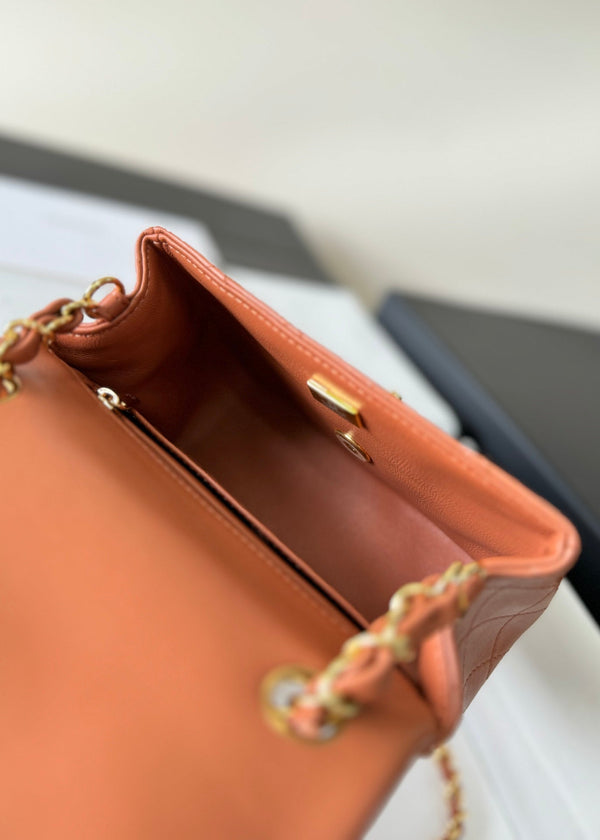 mini borsa con patta 17 in pelle di agnello marrone, hardware dorato